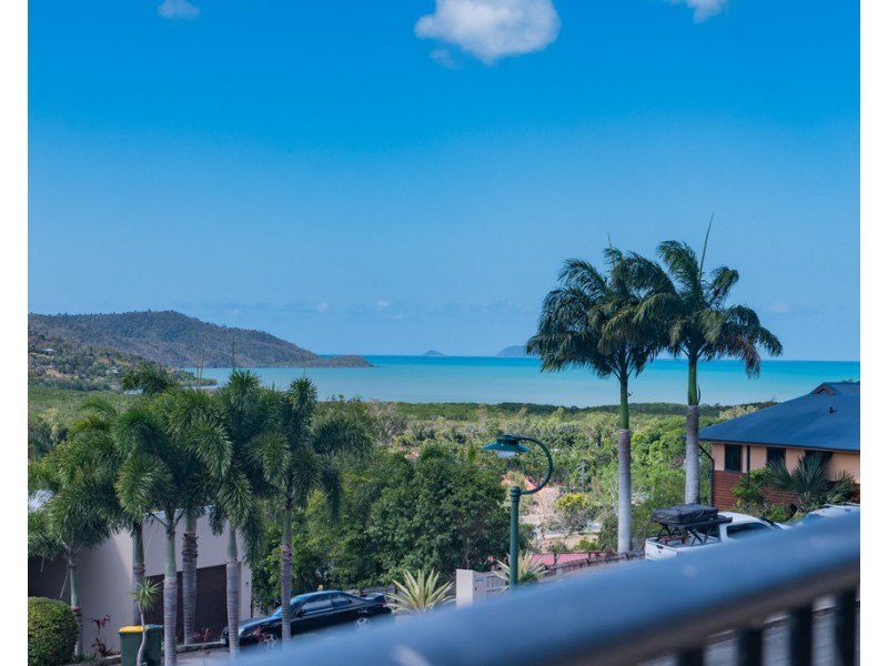 11 Whitehaven Crescent, Cannonvale QLD 4802