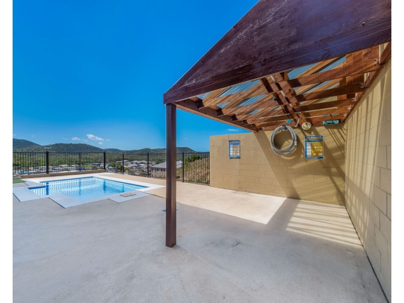 11 Whitehaven Crescent, Cannonvale QLD 4802