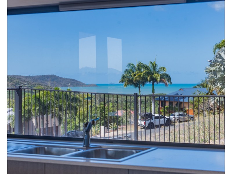 11 Whitehaven Crescent, Cannonvale QLD 4802