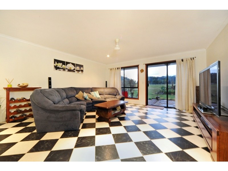 4 Leeder Road, Preston QLD 4800