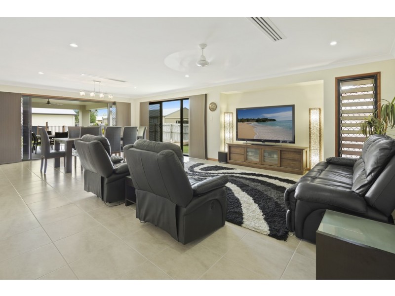 5 Henderson Street, Cannonvale QLD 4802