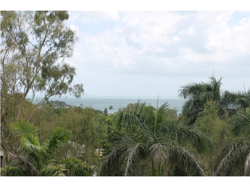 33 Manooka Drive, Cannonvale QLD 4802