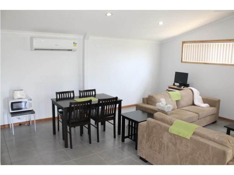 33 Manooka Drive, Cannonvale QLD 4802