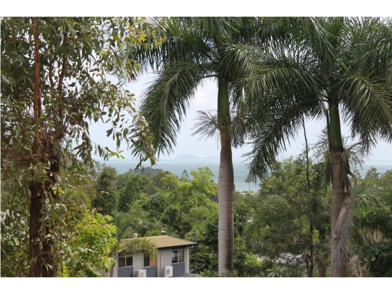 33 Manooka Drive, Cannonvale QLD 4802