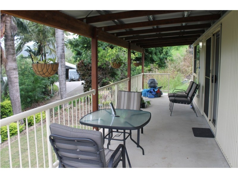 33 Manooka Drive, Cannonvale QLD 4802
