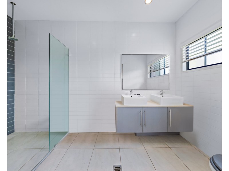 20 Whitehaven Crescent, Cannonvale QLD 4802