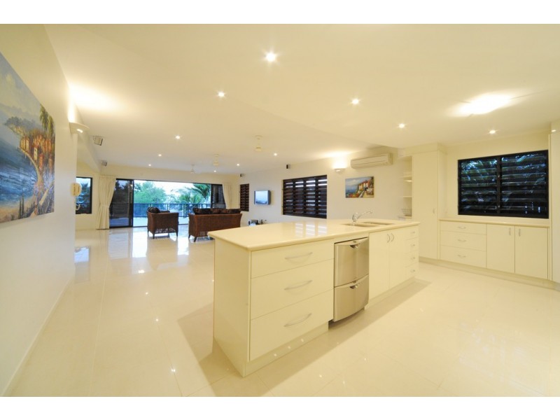 Level 1 / 22 Coral Esplanade, Cannonvale QLD 4802