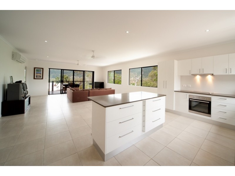 8 Beth Court, Cannonvale QLD 4802