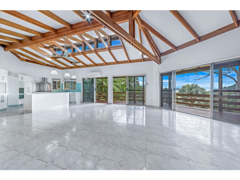 7 Country Road, Cannonvale QLD 4802