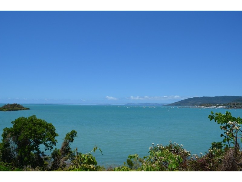 8 Coral Esplanade, Cannonvale QLD 4802