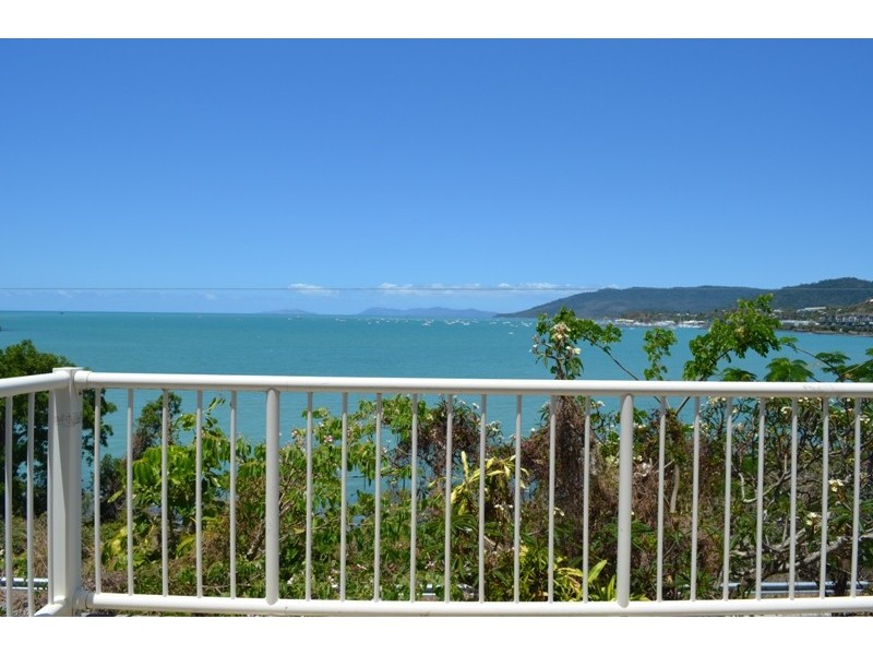 8 Coral Esplanade, Cannonvale QLD 4802