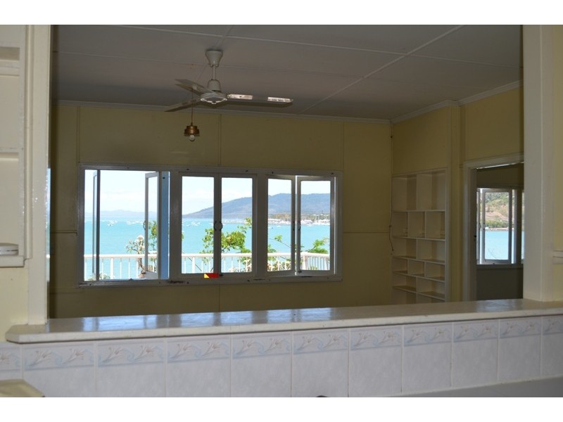 8 Coral Esplanade, Cannonvale QLD 4802