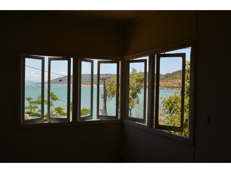 8 Coral Esplanade, Cannonvale QLD 4802