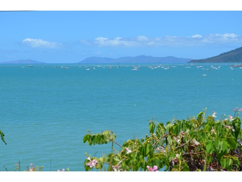 8 Coral Esplanade, Cannonvale QLD 4802