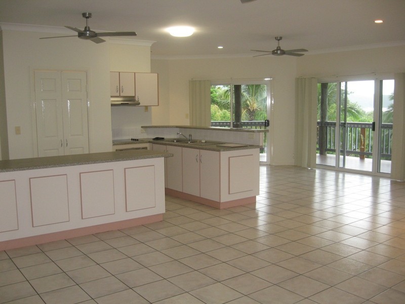 10 Country Road, Cannonvale QLD 4802