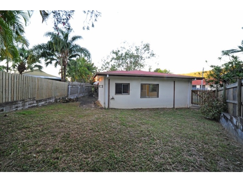 4 Pleasant Drive, Cannonvale QLD 4802