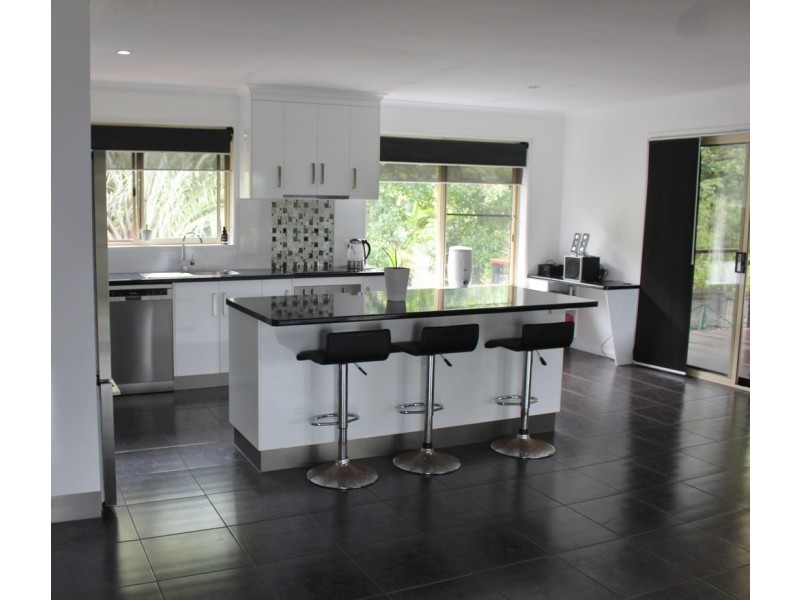 1 Cateran Close, Cannonvale QLD 4802