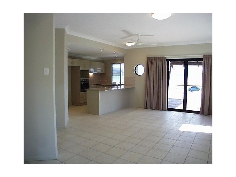 9/14 Altman Avenue, Cannonvale QLD 4802