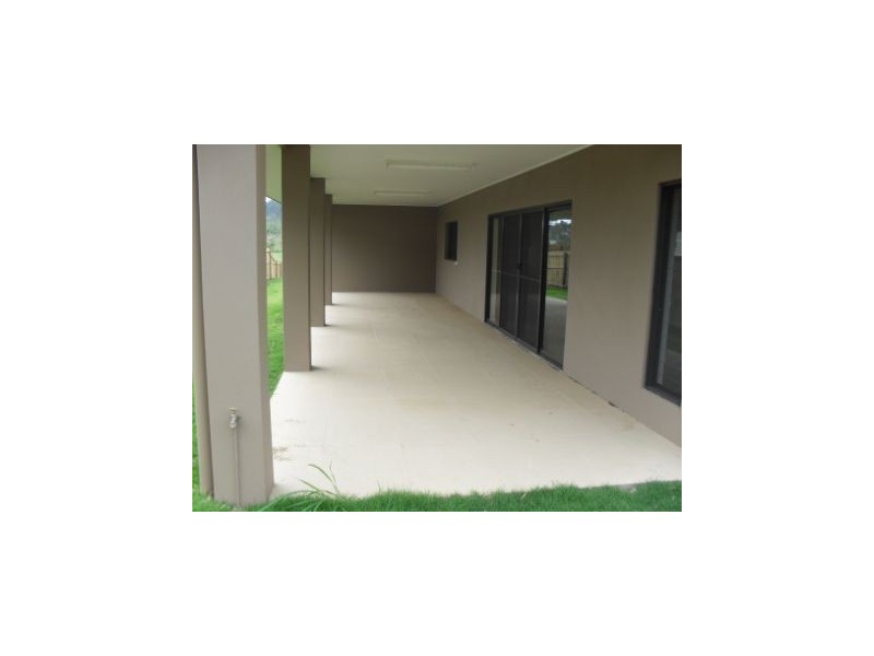 32 Parker Road, Cannonvale QLD 4802