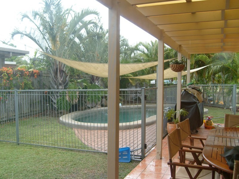 18 Valley Drive, Cannonvale QLD 4802
