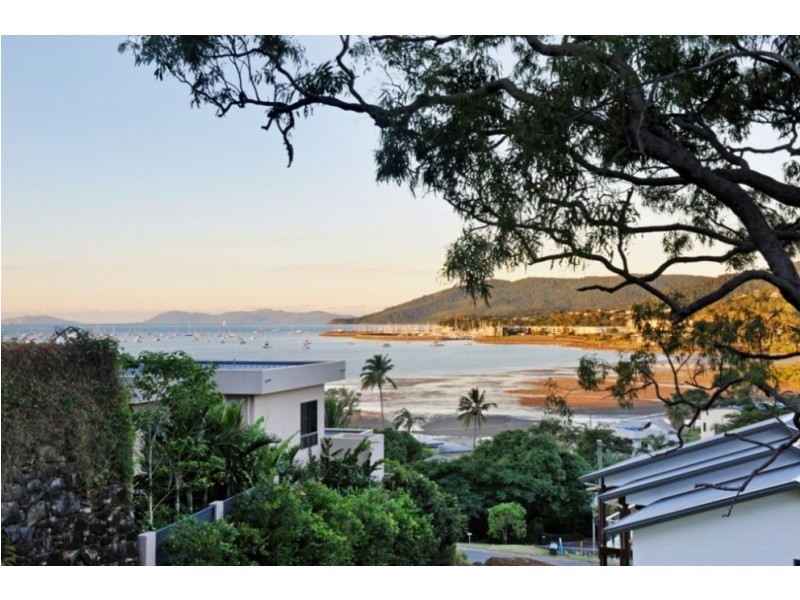 9 Stewart Drive, Cannonvale QLD 4802