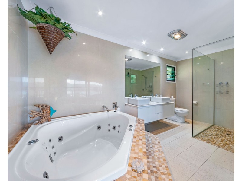 9 Kara Crescent, Airlie Beach QLD 4802