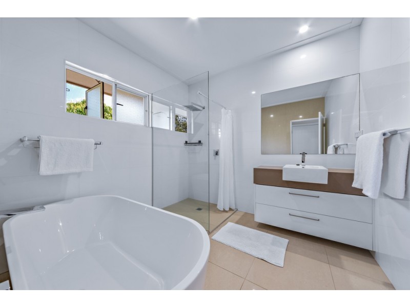 4 Dixon Place, Cannonvale QLD 4802