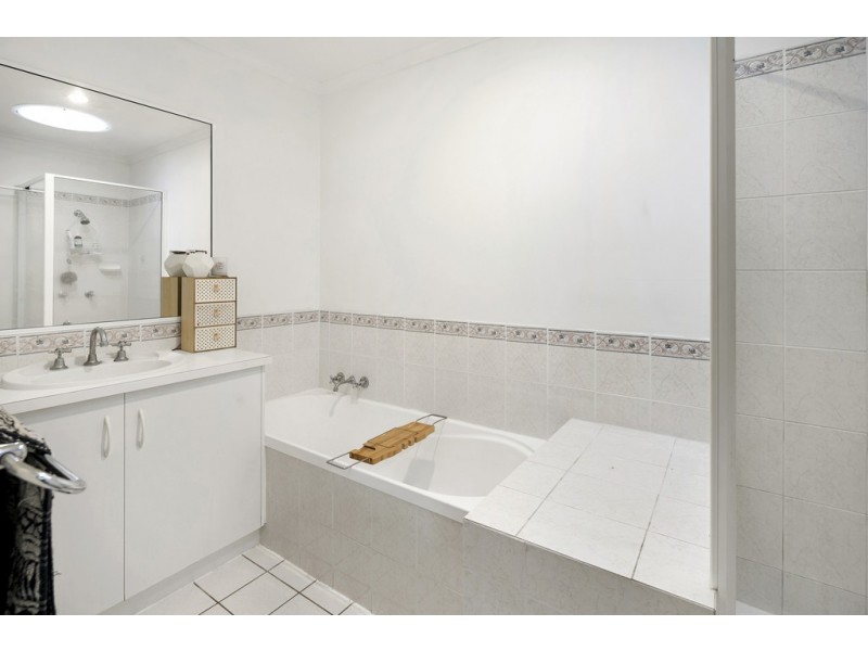2/9 Macarthur Drive, Cannonvale QLD 4802