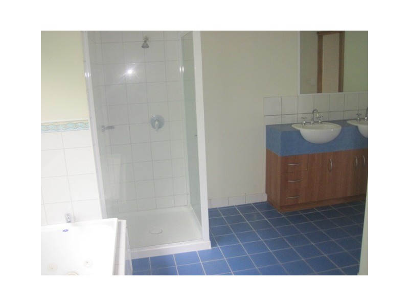9 Country, Cannonvale QLD 4802