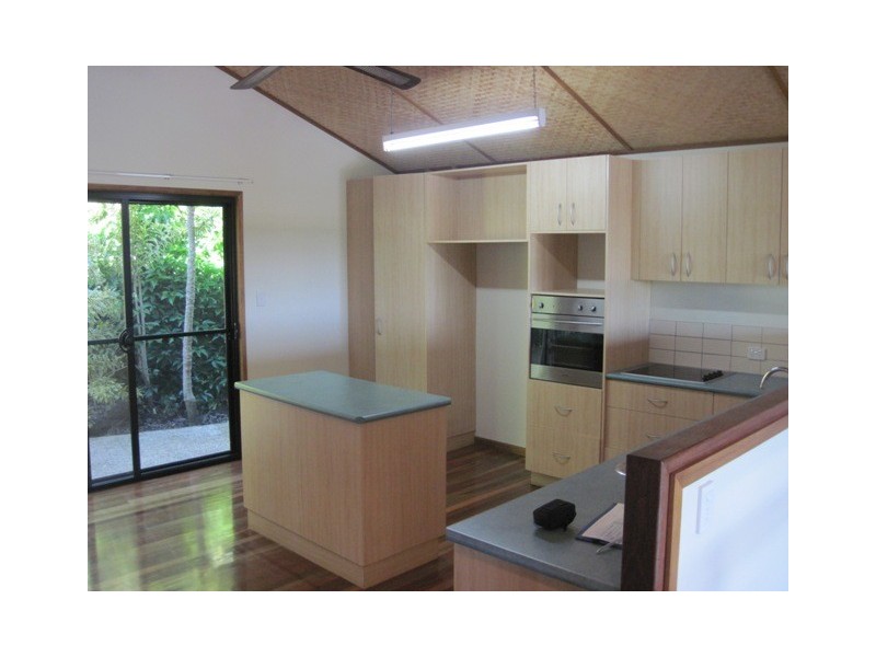 9 Country, Cannonvale QLD 4802