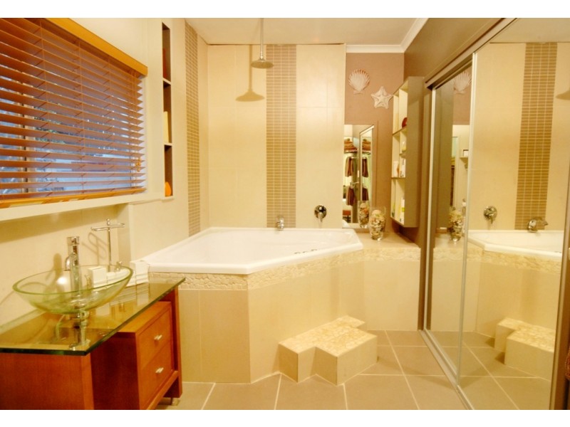 14 Manooka Drive, Cannonvale QLD 4802