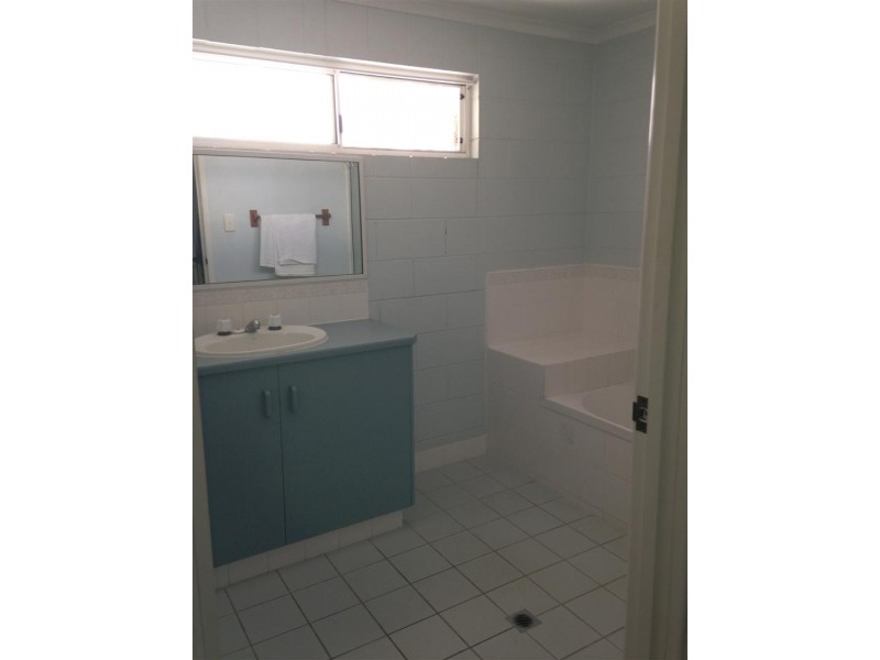 1/5 Eshelby Drive, Cannonvale QLD 4802