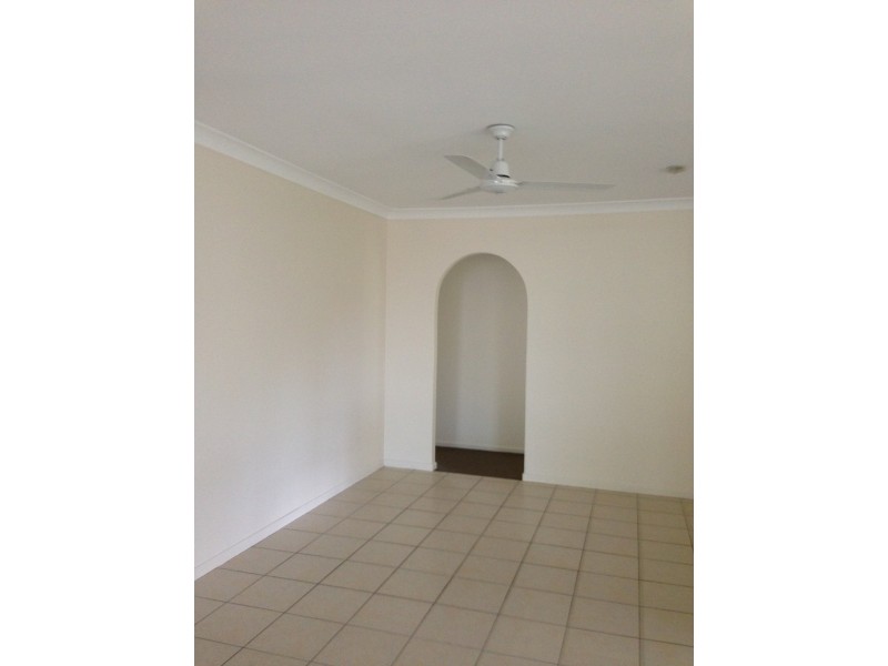8 Jones Road, Cannonvale QLD 4802