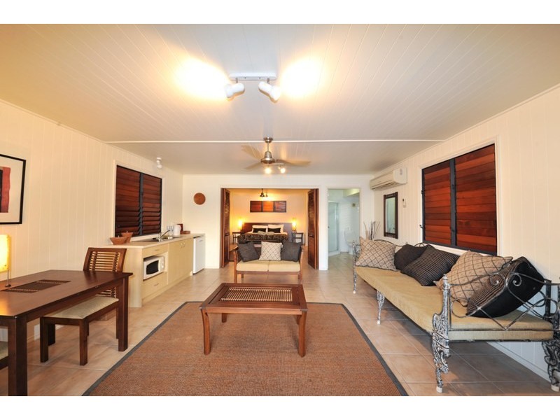 13 Palm Bay, Airlie Beach QLD 4802