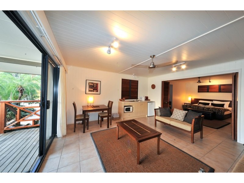 13 Palm Bay, Airlie Beach QLD 4802