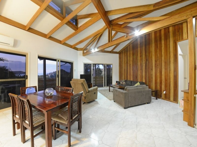 7 Country Road, Cannonvale QLD 4802