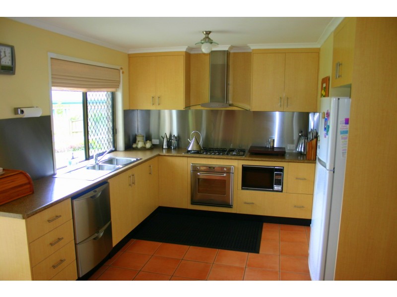 6 Laurence Close, Cannonvale QLD 4802