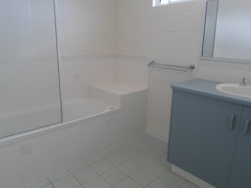 2/5 Eshelby Drive, Cannonvale QLD 4802