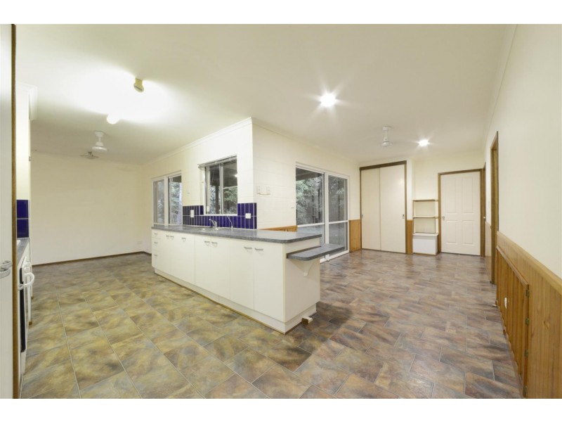 4 Jones Road, Cannonvale QLD 4802