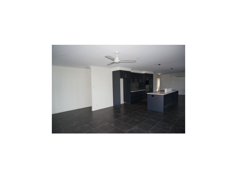 4 Simmons Street, Cannonvale QLD 4802