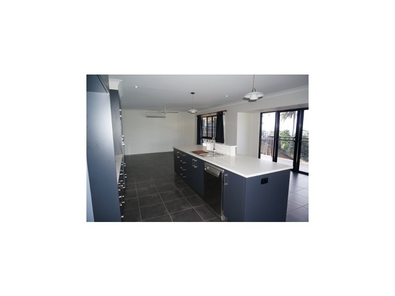 4 Simmons Street, Cannonvale QLD 4802