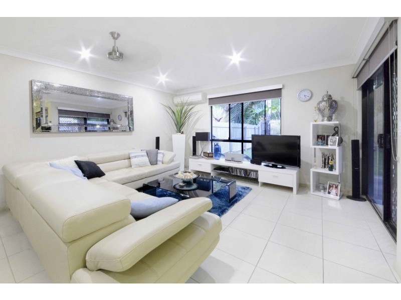 2/24 Links Drive, Cannonvale QLD 4802