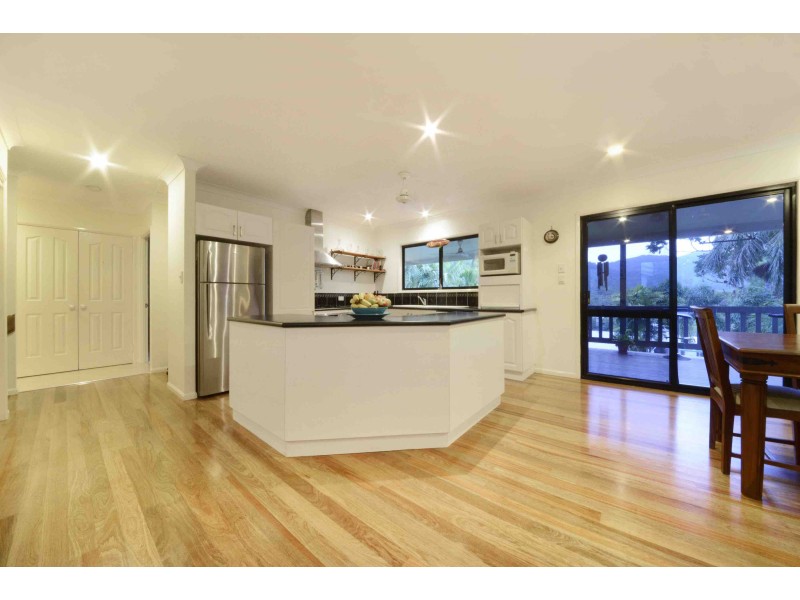 18 Panoramic Court, Cannonvale QLD 4802