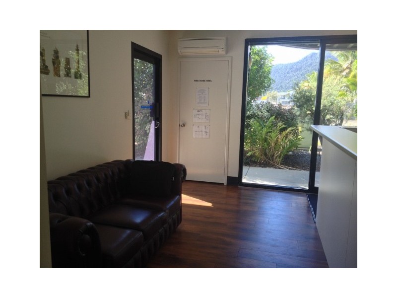 1/5 Carlo Drive, Cannonvale QLD 4802