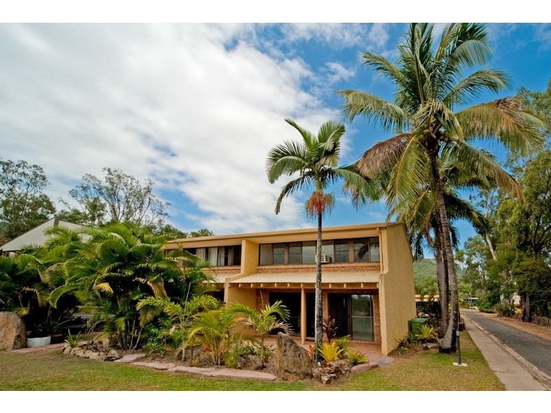 1/4 Salmon Street, Cannonvale QLD 4802