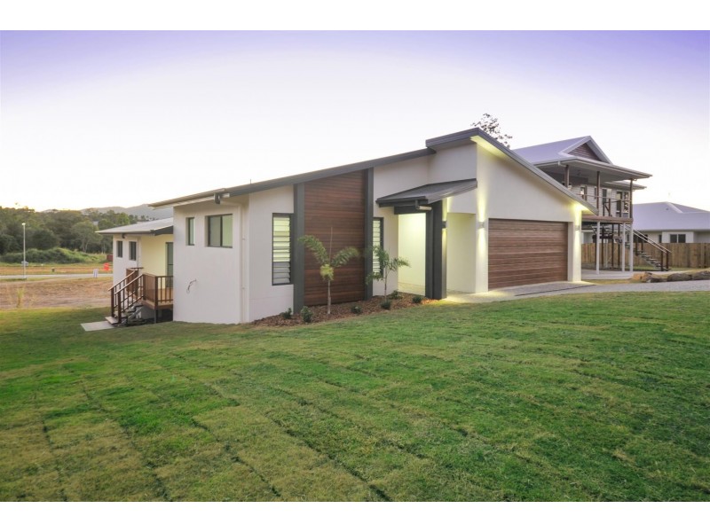 8 Pearl Street, Cannonvale QLD 4802