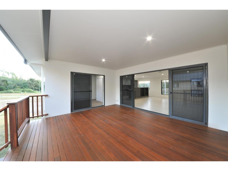 8 Pearl Street, Cannonvale QLD 4802