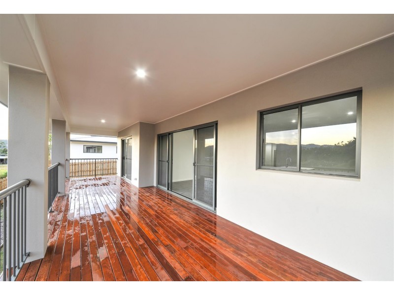 10 Pearl Street, Cannonvale QLD 4802