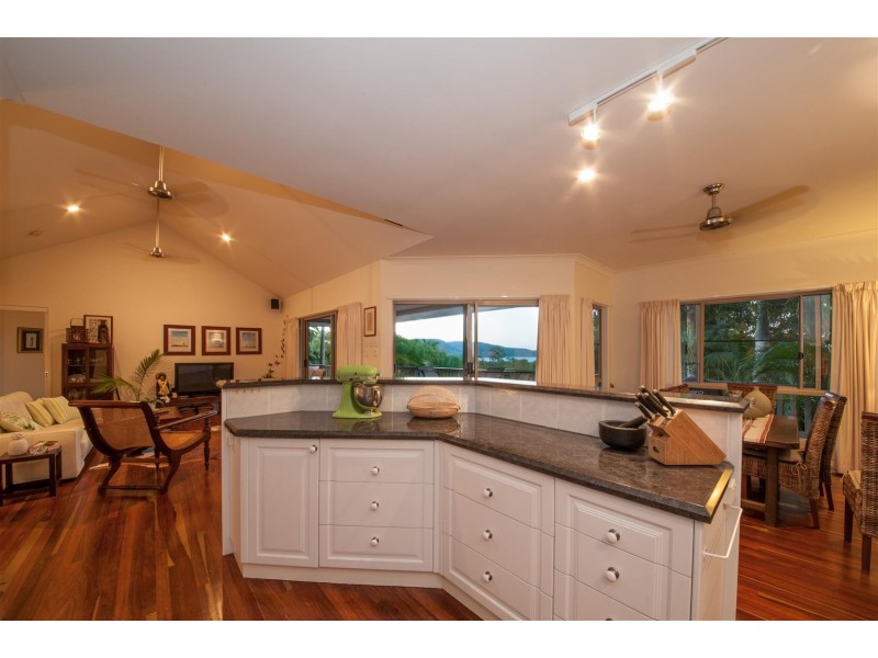 3 Country Road, Cannonvale QLD 4802