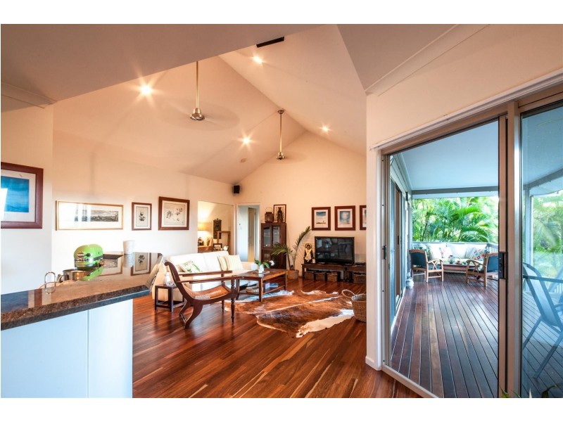 3 Country Road, Cannonvale QLD 4802